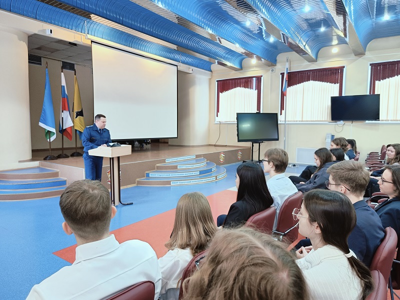 Учащиеся 11В и 11Д классов встретились с Ханты-Мансийским межрайонным природоохранным прокурором.