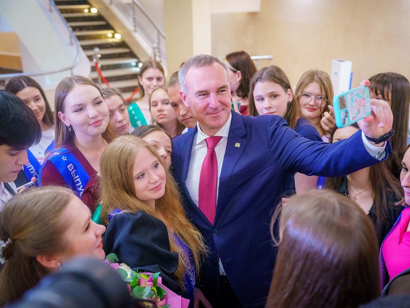 Губернатор Югры Руслан Кухарук поздравил лучших выпускников округа.