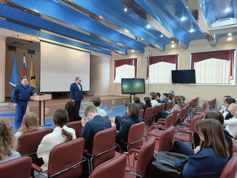 Учащиеся 11В и 11Д классов встретились с Ханты-Мансийским межрайонным природоохранным прокурором.